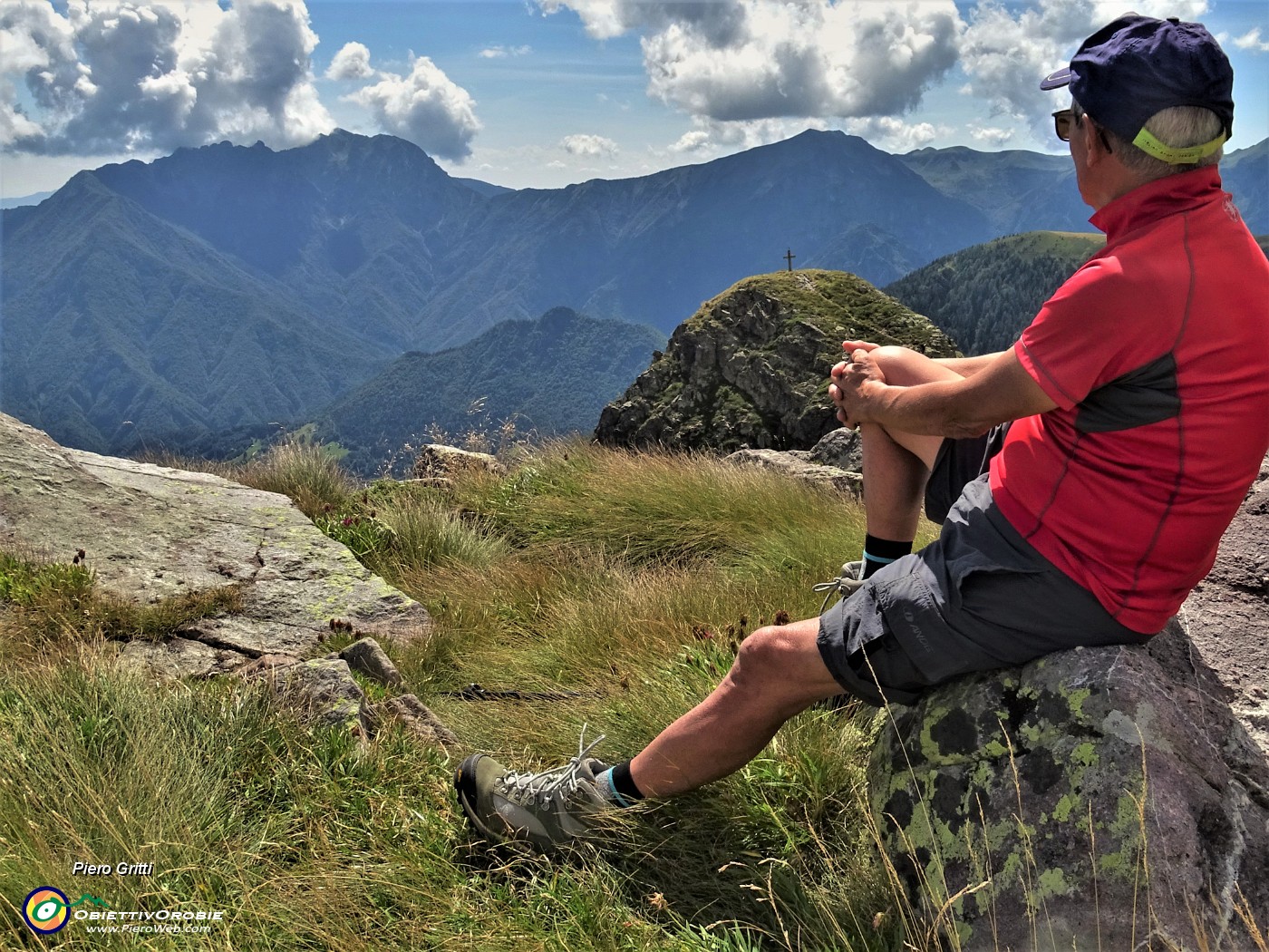 74 Osservando il panorama sulla Valle Brembana e i suoi monti.JPG